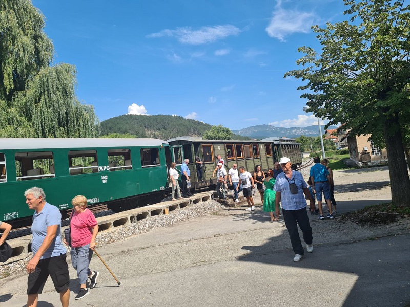 alt ? System.Linq.Enumerable+WhereSelectListIterator`2[zrs_rs.Model.Models.ObjavaSlika,System.String] : Turistički voz „Nostalgija“ ponovo povezuje Srpsku i Srbiju